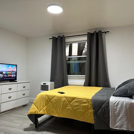 Serene Full Bed With 50 Inch Smart Tv, Netflix, Airplay, Mini-Fridge, And 500 Mbps Wifi Near Fiu, Dolphin Mall, Airport Майами Экстерьер фото