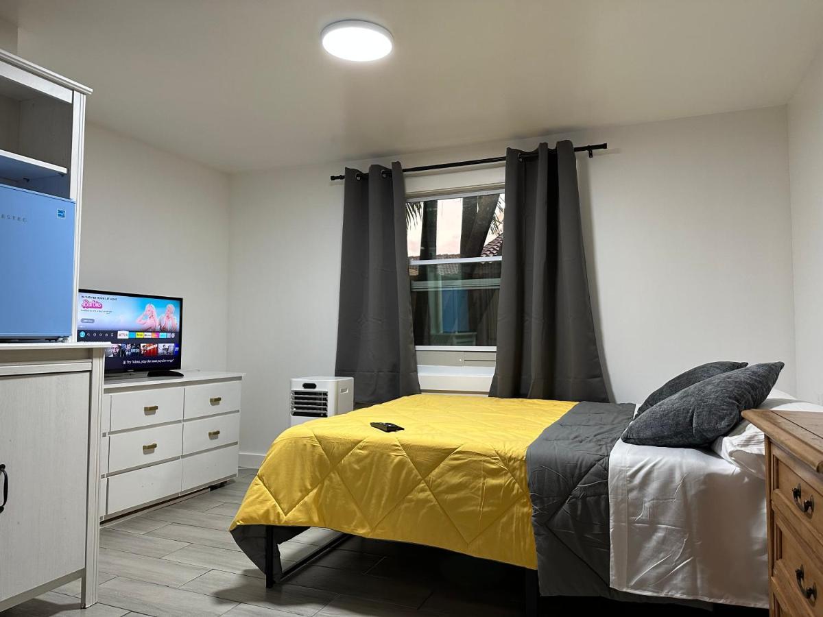 Serene Full Bed With 50 Inch Smart Tv, Netflix, Airplay, Mini-Fridge, And 500 Mbps Wifi Near Fiu, Dolphin Mall, Airport Майами Экстерьер фото