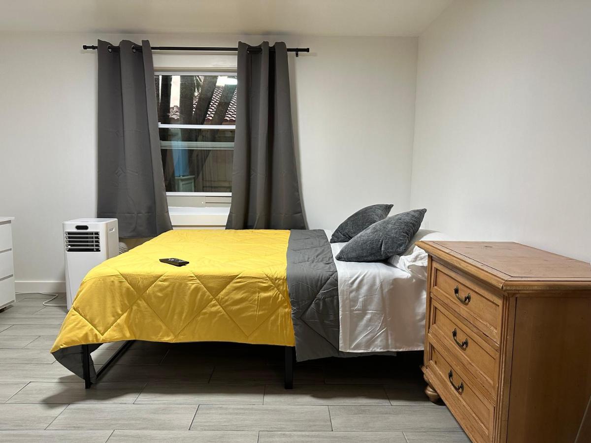 Serene Full Bed With 50 Inch Smart Tv, Netflix, Airplay, Mini-Fridge, And 500 Mbps Wifi Near Fiu, Dolphin Mall, Airport Майами Экстерьер фото