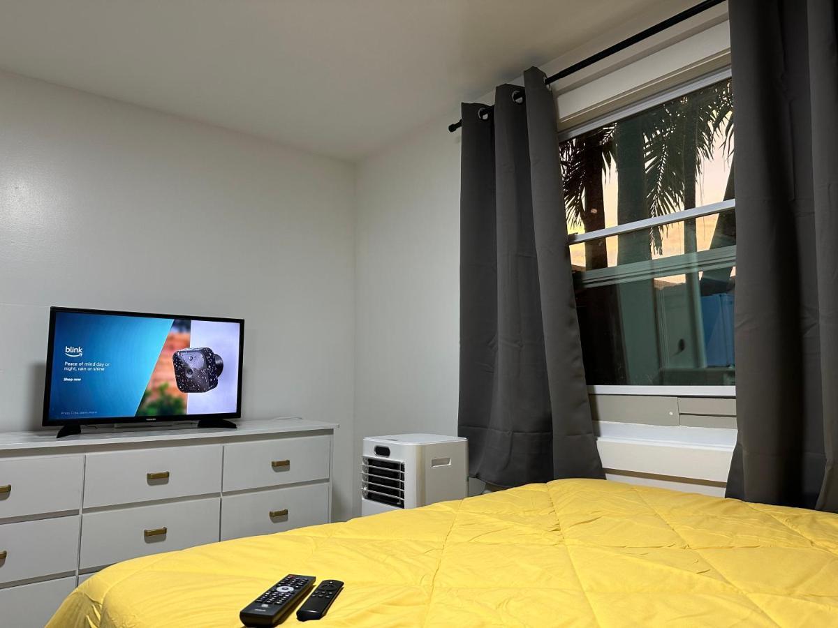 Serene Full Bed With 50 Inch Smart Tv, Netflix, Airplay, Mini-Fridge, And 500 Mbps Wifi Near Fiu, Dolphin Mall, Airport Майами Экстерьер фото